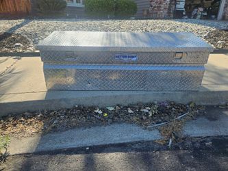 Free truck tool box fits F250 (don't have a key)