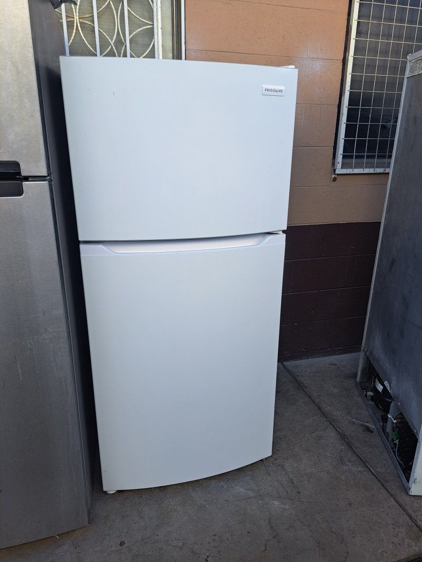 SMALL APARTMENT SIZE FRIDGE(STUDIO)
