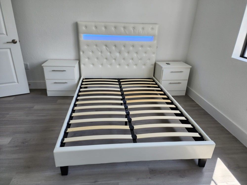 Queen Bed With Nightstands .... Cama Queen Con Mesas De Noche