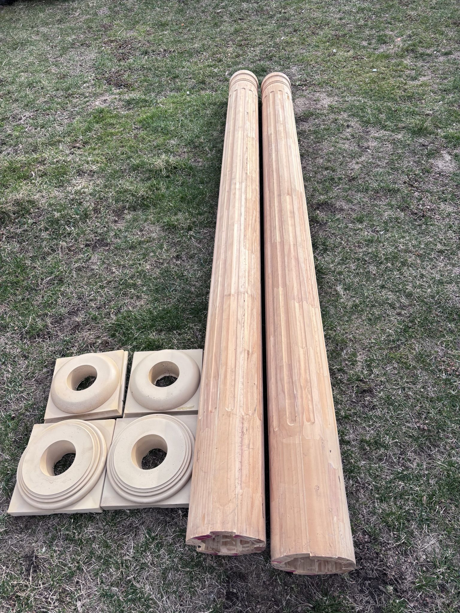 Wood Post Whit Cups