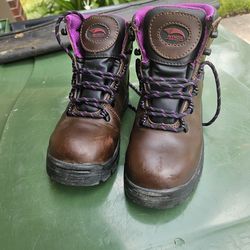 Avenger Work Boots...Wateproof...practically new, Unisex, Size 6....$30