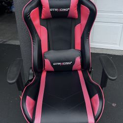Gaming Chair with Footrest Speakers