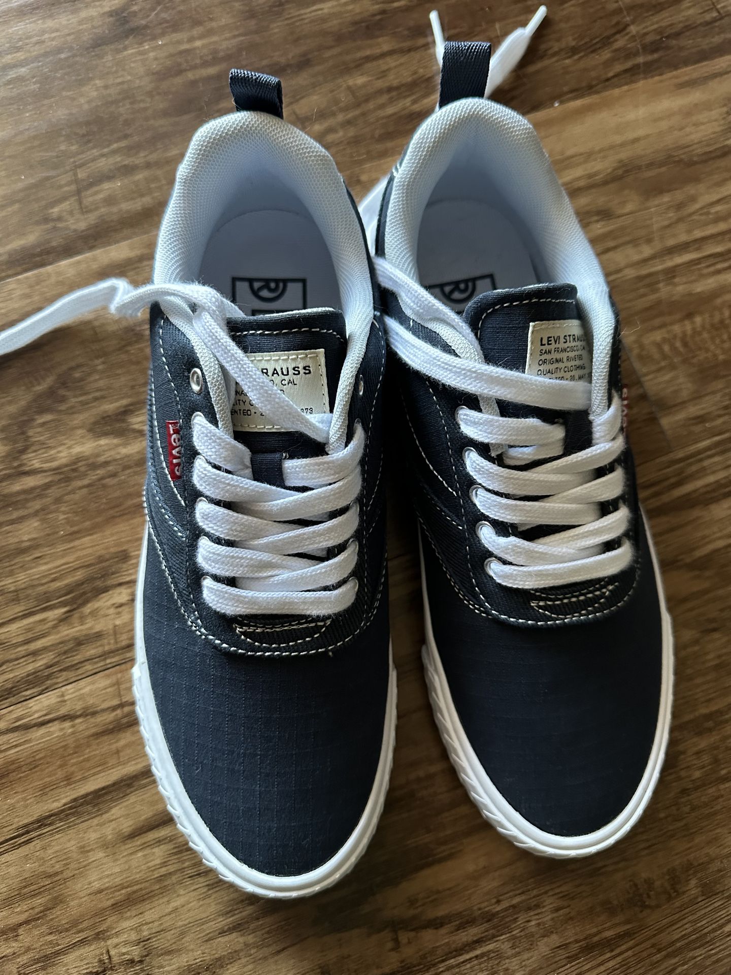 Levi’s sneakers - NEW - size 8.5