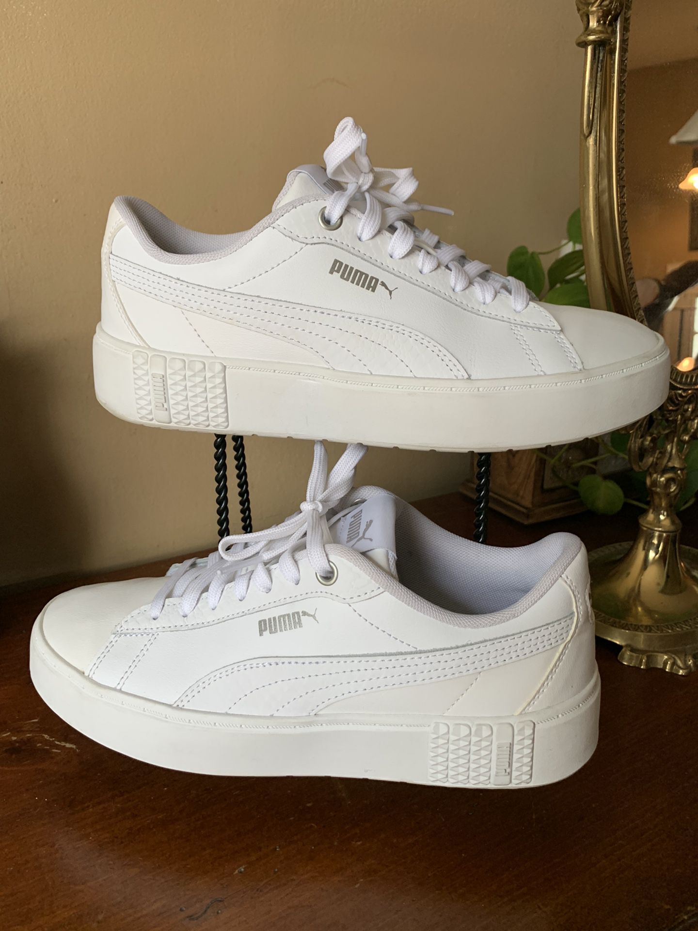 Basically New ! Puma Sneakers For Womens Size 8