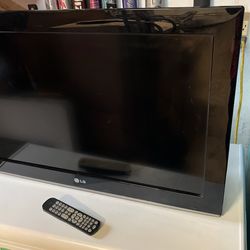 29” Lg Tv With Wall Mounts No Stand