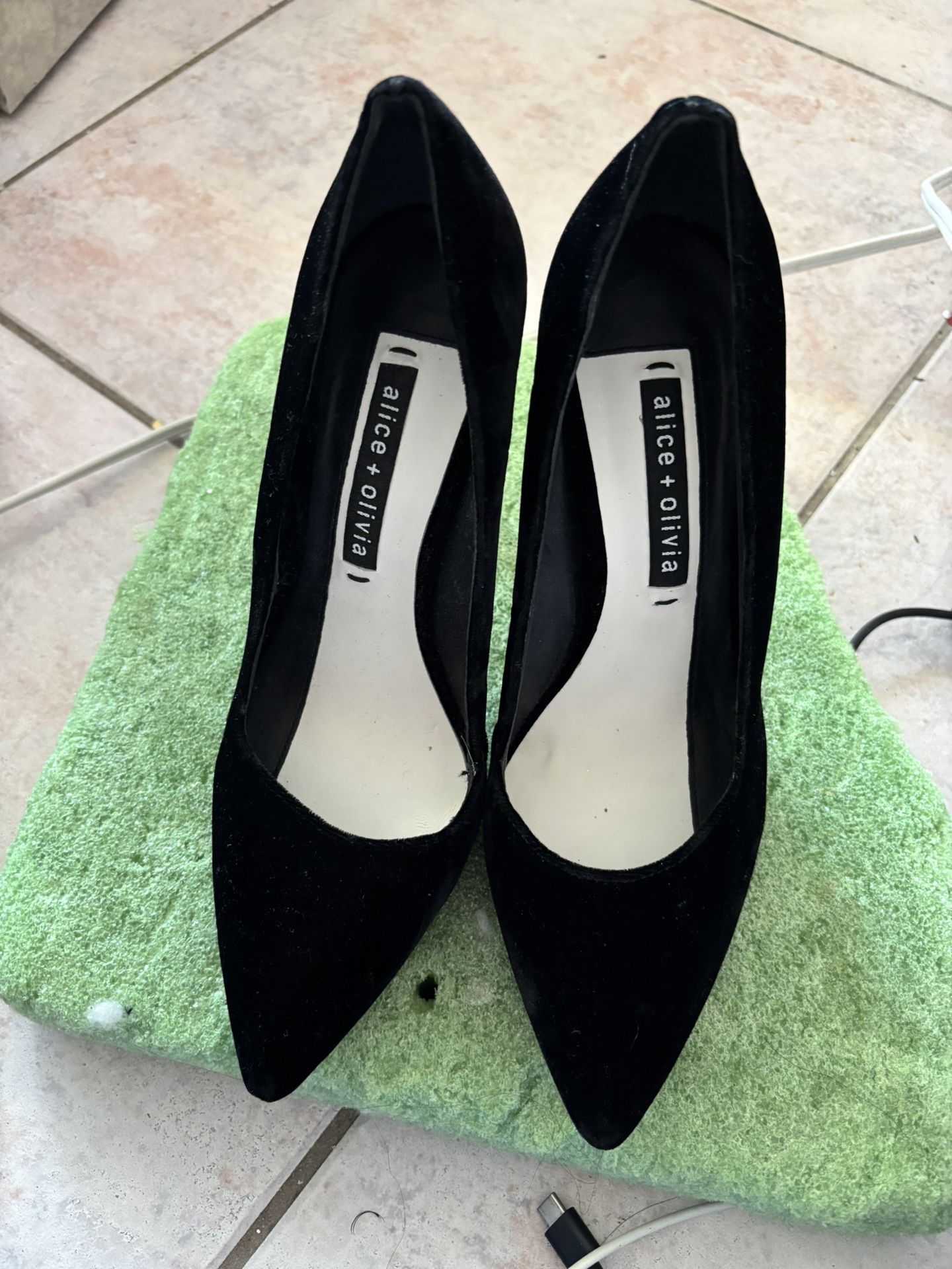 Alice & Olivia velvet pointy toe dress shoes gold pumps Dina heels classic