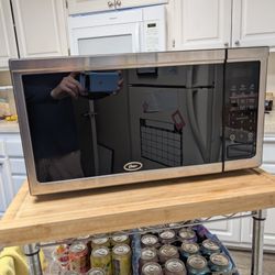 Oster 1000 watt Microwave, 1.1 Cubic Feet