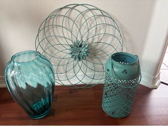 Beautiful coordinating home décor set in teal/aqua tones.
