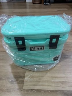 YETI ROADIE.. 15… with one PINK FLASK. $190
