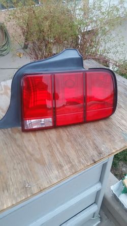 2006 ford mustang tail light