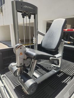 USED Life Fitness Leg Extension. 
Zip 33130 or Delivery for extra

This USED Life Fitness Leg Extension offers an effective quadriceps workout.

The c