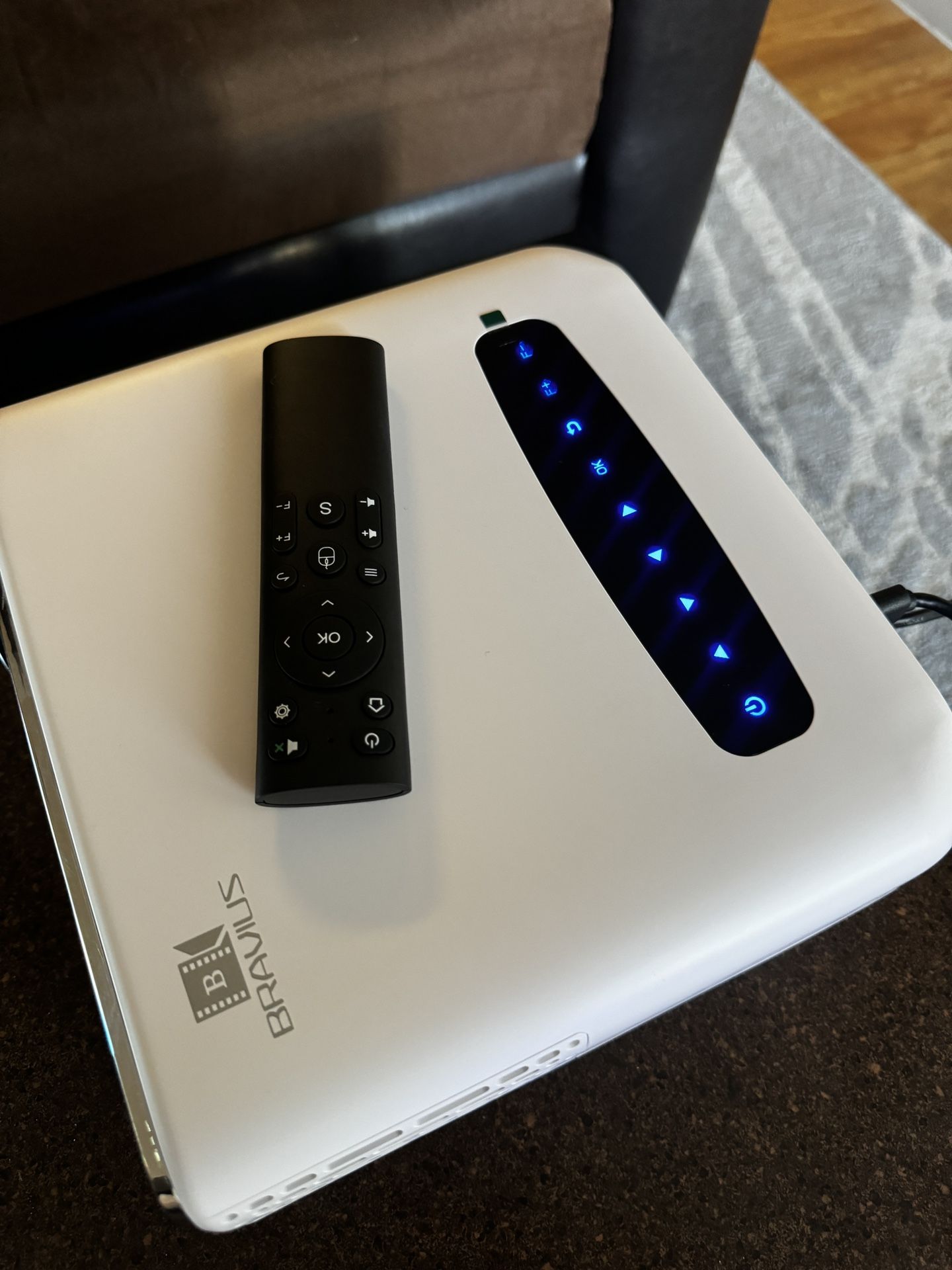 Bravius STI 4 8k Smart Projector + Motorized Screen. OBO