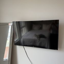 TV FOR SALE! LIKE NEW 