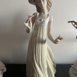 NAO BY LLADRO #1158 GENTLE BREEZE BNIB LADY IN YELLOW DRESS FLOWER