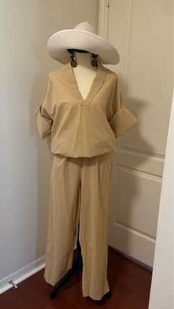 Women’s lightweight, two-piece pant suit