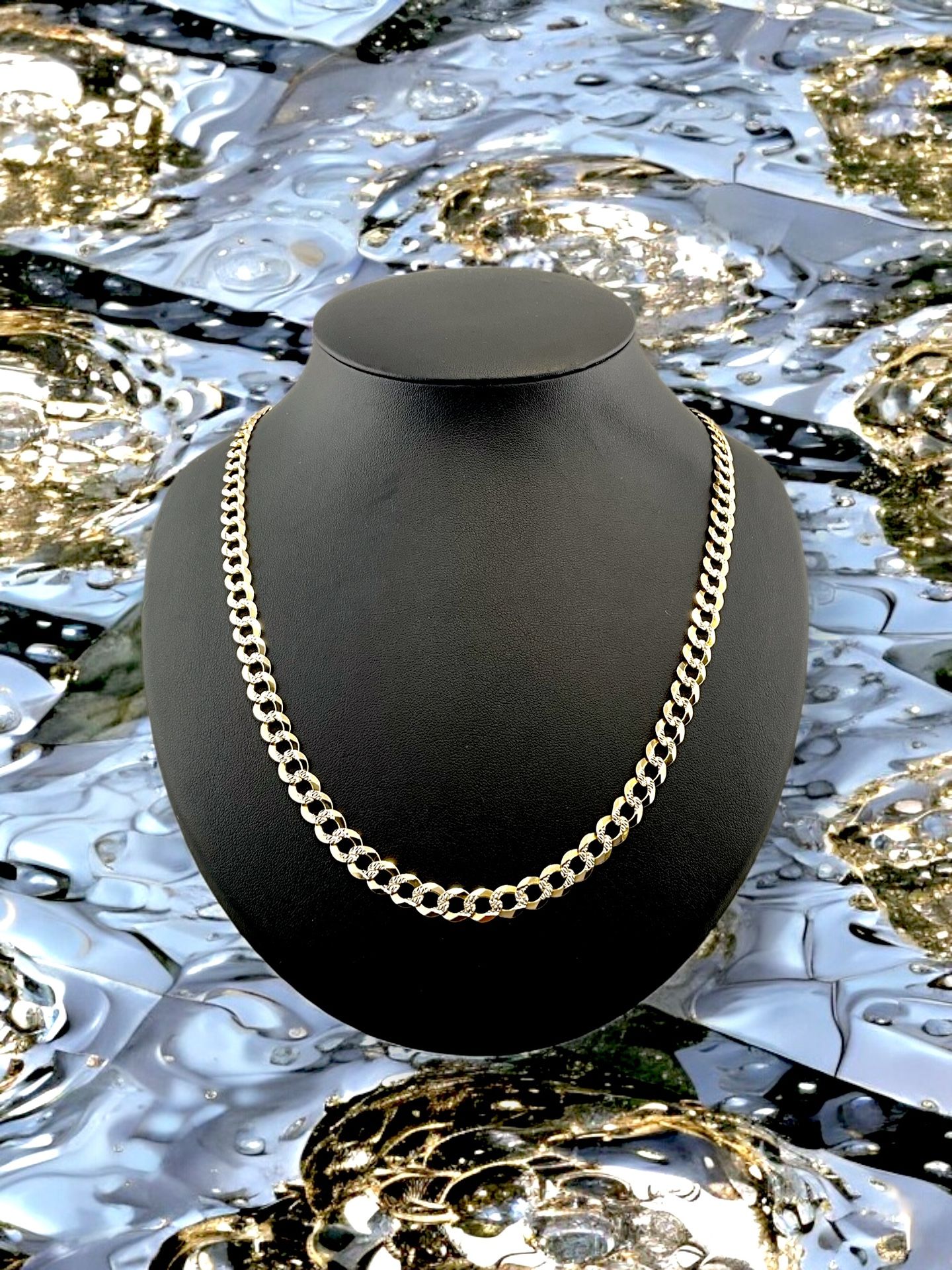 14kt 31.8g Two Tone Gold Curb Link Chain.
