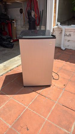 Daewoo mini fridge $50