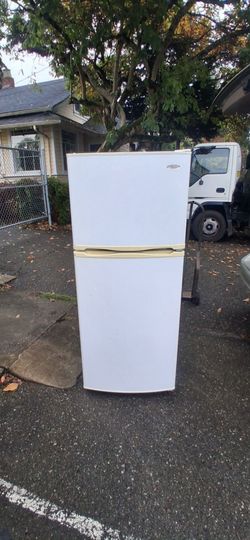 Whirlpool Apartmemt size Refrigerator - Can Deliver