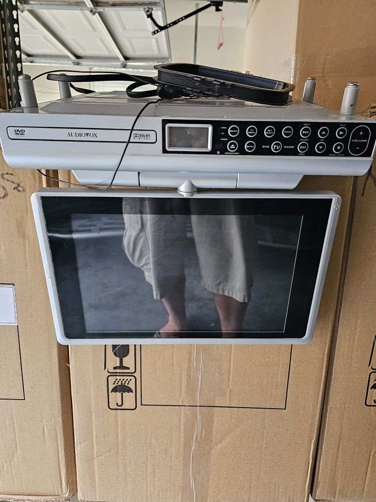 Audiovox (KLV3913) 12" Kitchen LCD HDTV/DVD Combo