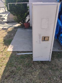 Weather Guard big tool box with 2 side posts the tool box is weather Guard tool box the size is 33 inches from the bottom of the metal side bracket to