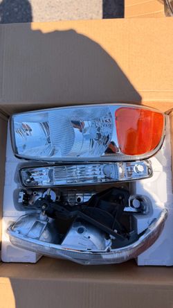 Headlights GMC Sierra 1(contact info removed)/ GMC Yukon 1(contact info removed)