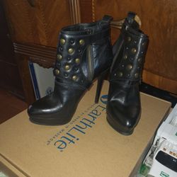 Michael Kors,Bundle  . Necklace And Leather Black Boots.size Looks Like 8 or 9 