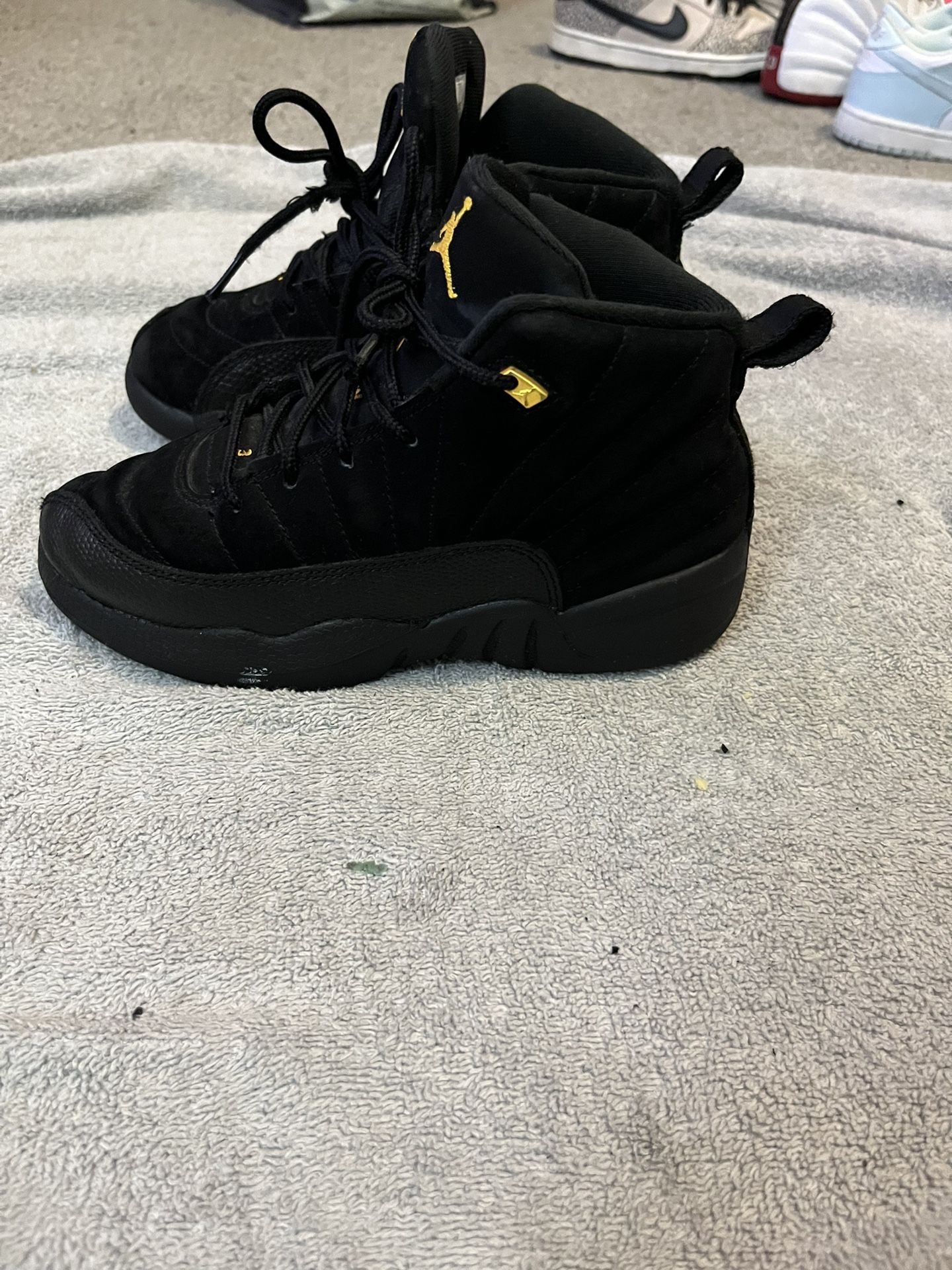 Size 1Y Boys Jordan 12 Retro Black Taxi 