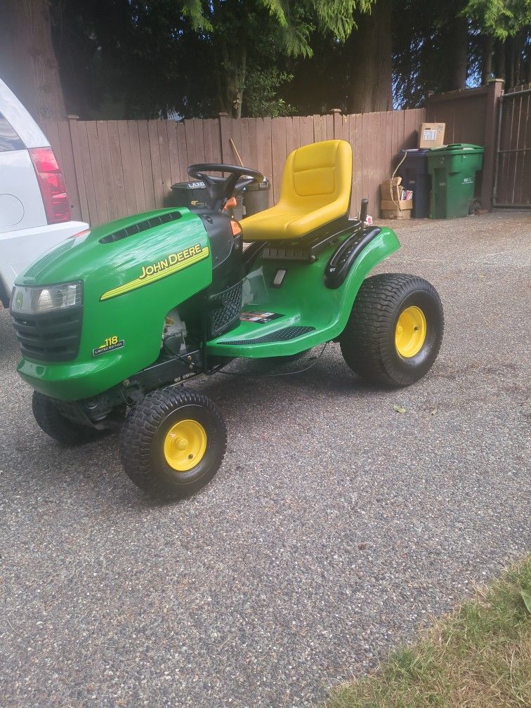 L118 20 HP V-Twin JOHN DEERE YARD TRACTOR.