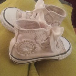 Converse toddlers ruffles and bows edition size 4 pink