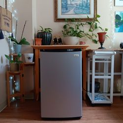 Stainless Steel Front Magic Chef Mini Fridge w Freezer 32.5" H × 19.5"W x 21"D