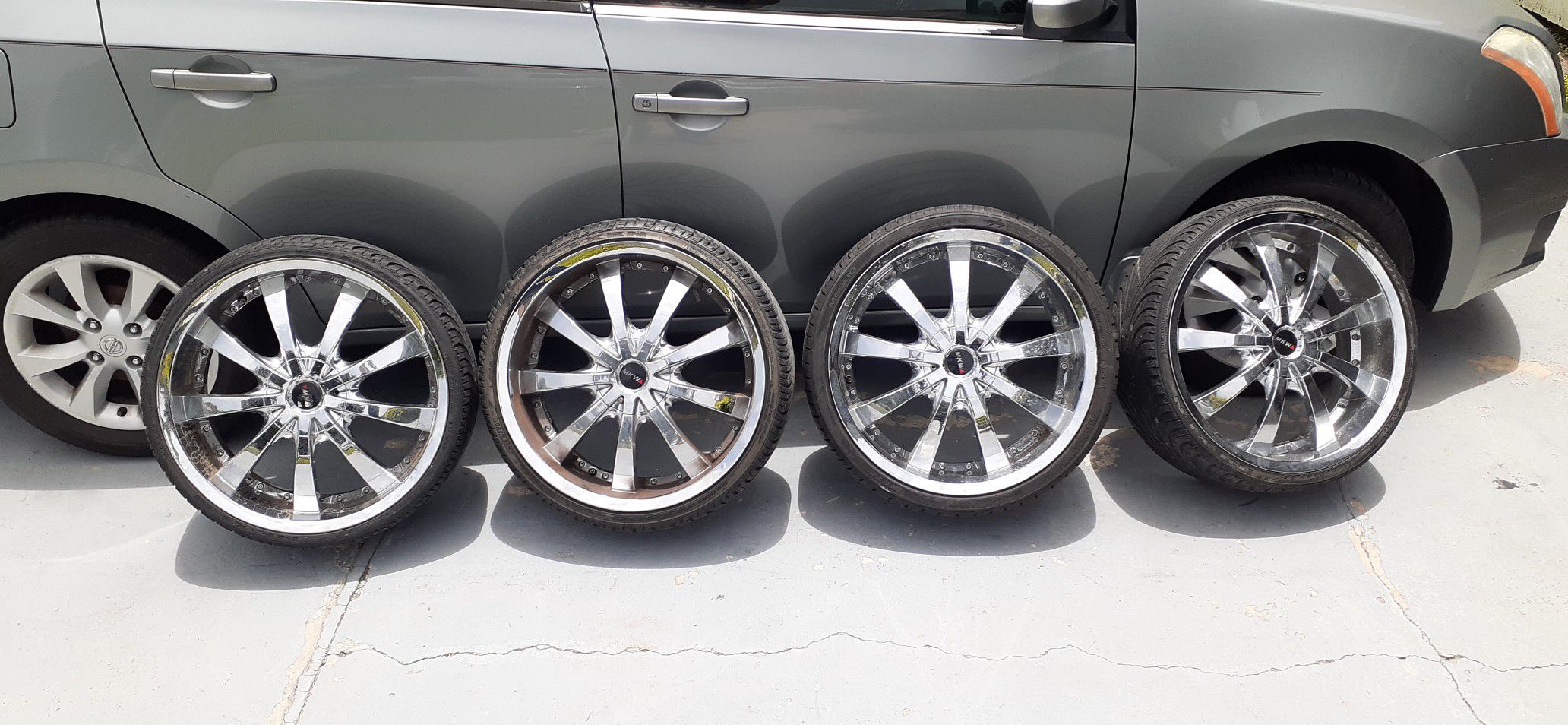 Tires size 255 _ 35 R 20 and rims 4 holes universal