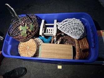 Mixed Basket and Decor Lot