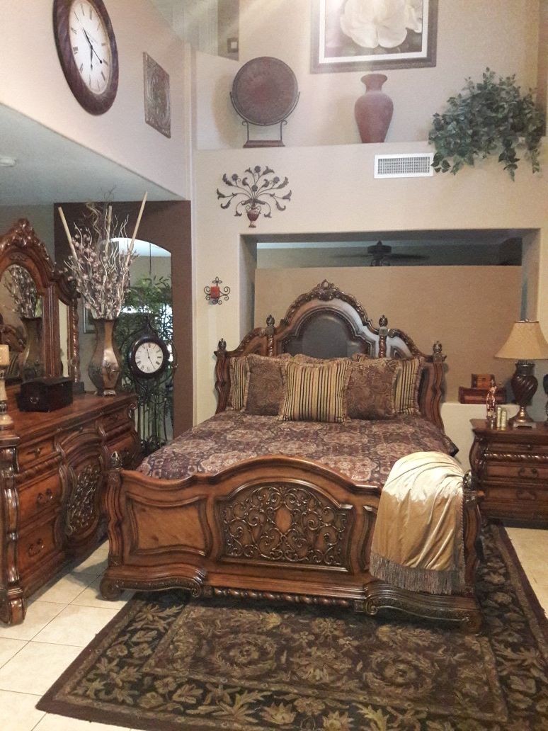 Beautiful king size bedroom set Aico Michael Amini