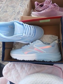 New reeboks size 7 in girls and 8.5 in women