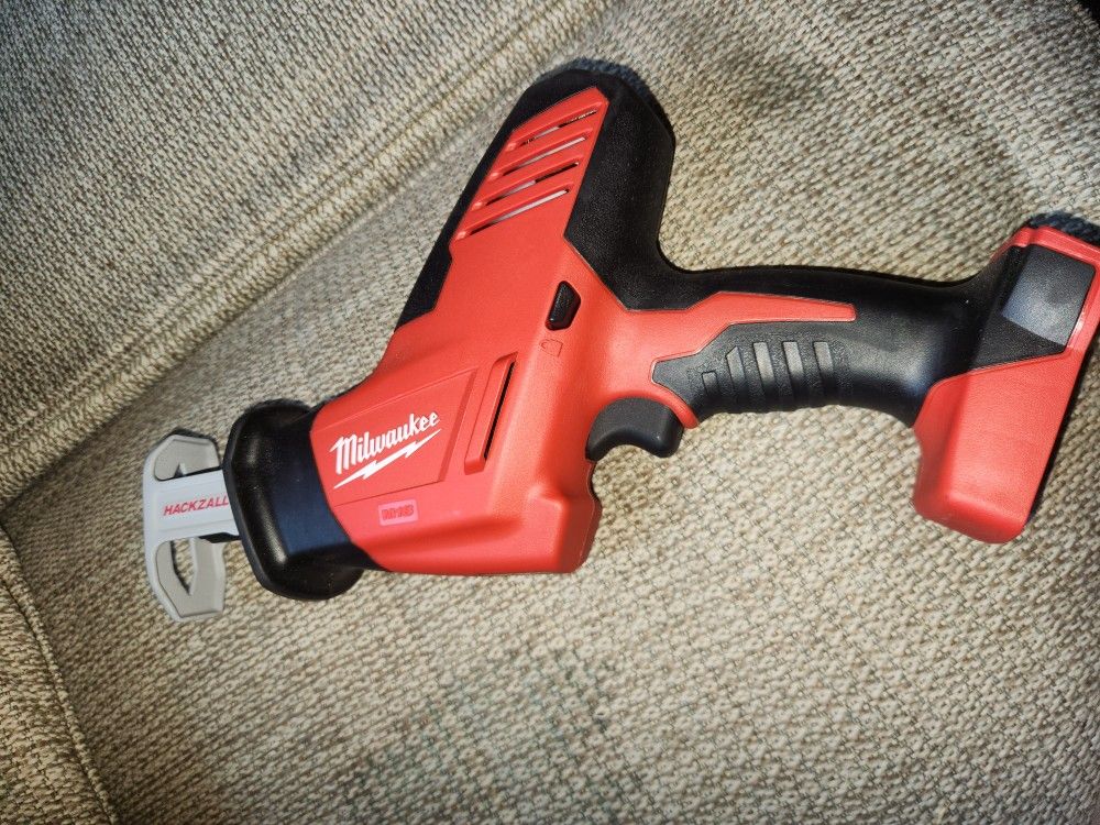 Milwaukee

M18 18V Lithium-Ion Cordless HACKZALL Reciprocating Saw (Tool-Only)

