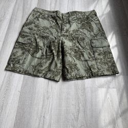 Short cargo para hombre con estampado tropical