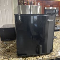 Black Mini fridge 