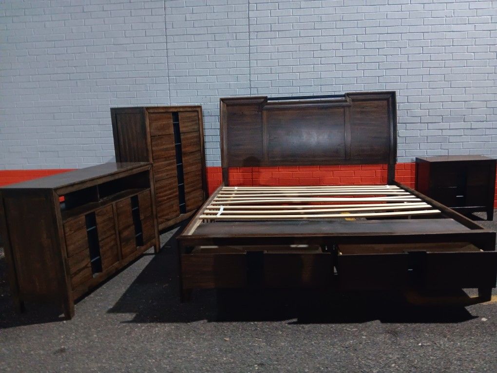 Solid Kng Sz Bd Set With Base Good Condition