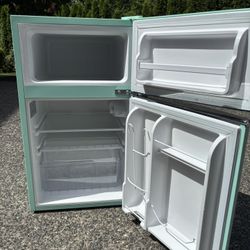 Magic Chef Mini fridge 
