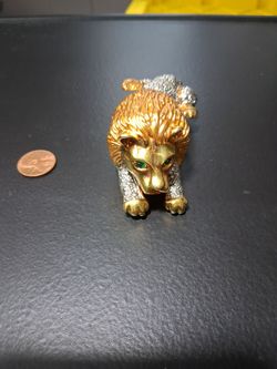 Roaring lion shoulder brooch
