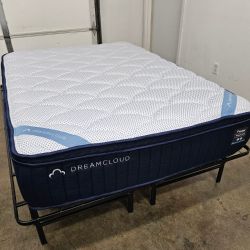 LIKE NEW! DreamCloud Premier Full Mattress - Delivery Available