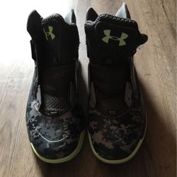 81/2 Under armor tennis shoes