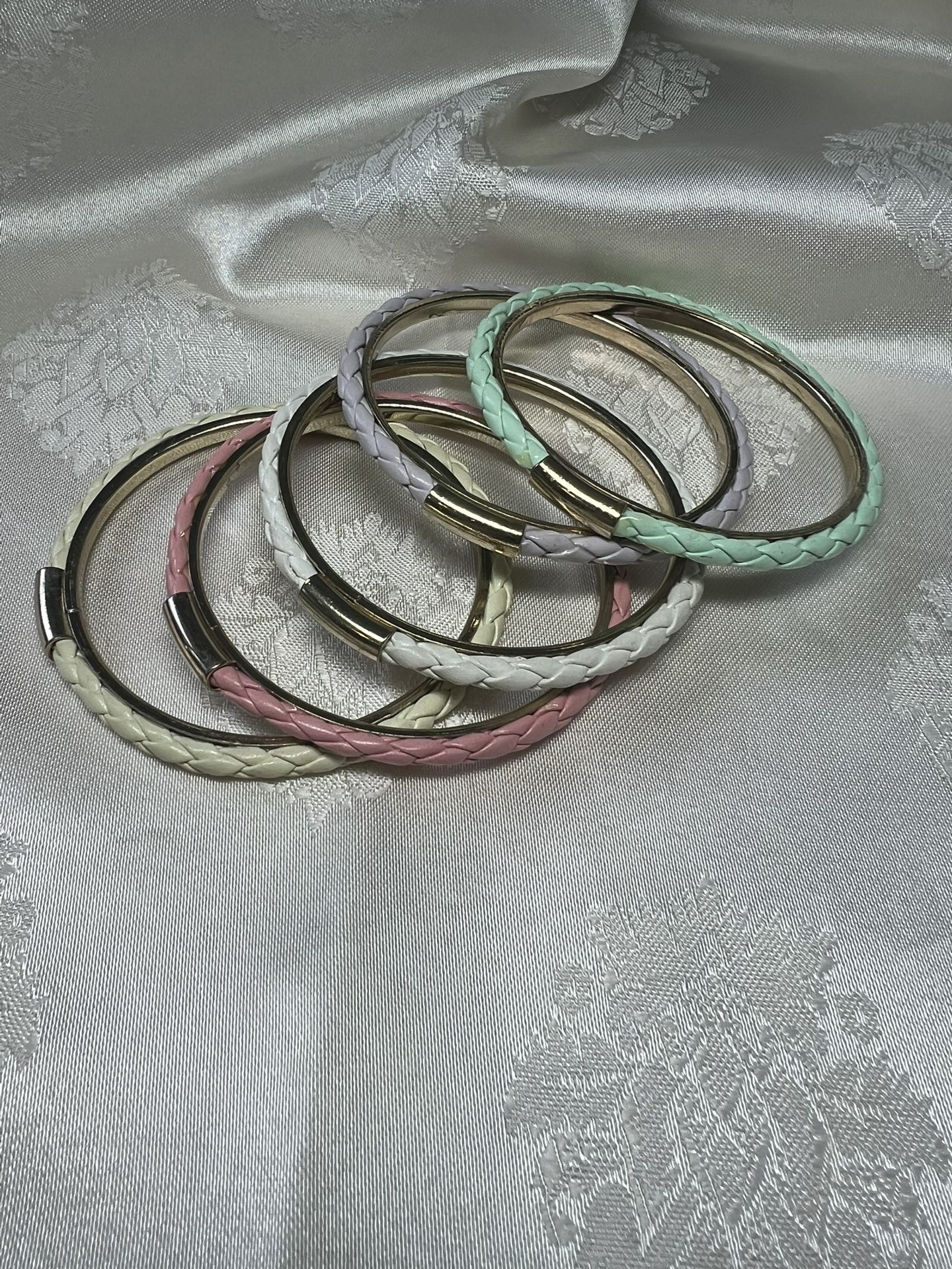 Set Of 5 Woven And Metal Summer Pastel Bangles 7 3/4”