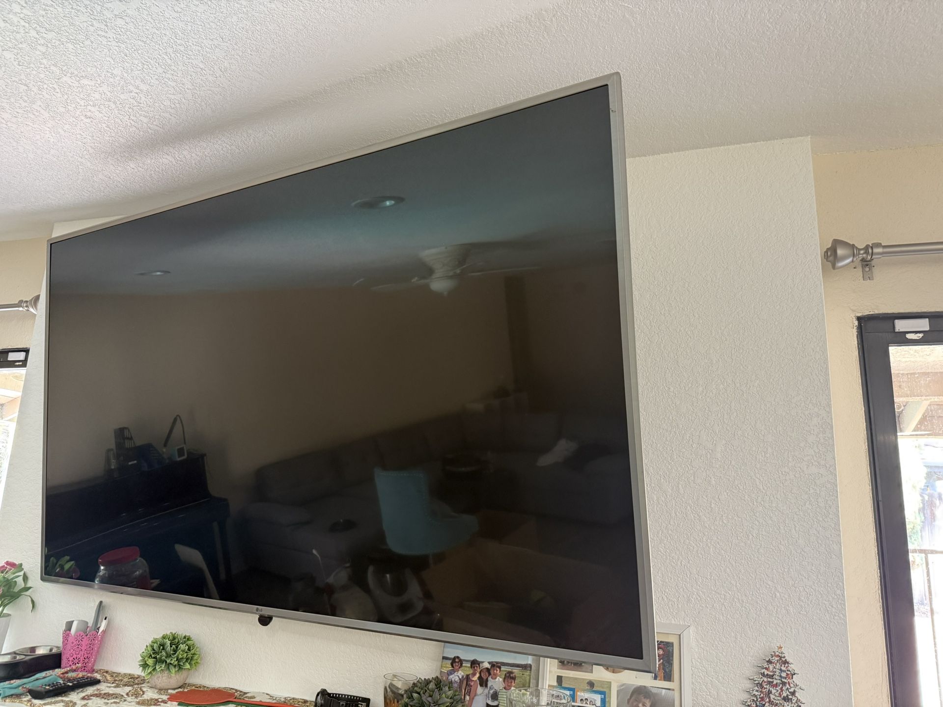 LG 75”TV*+TV Mount