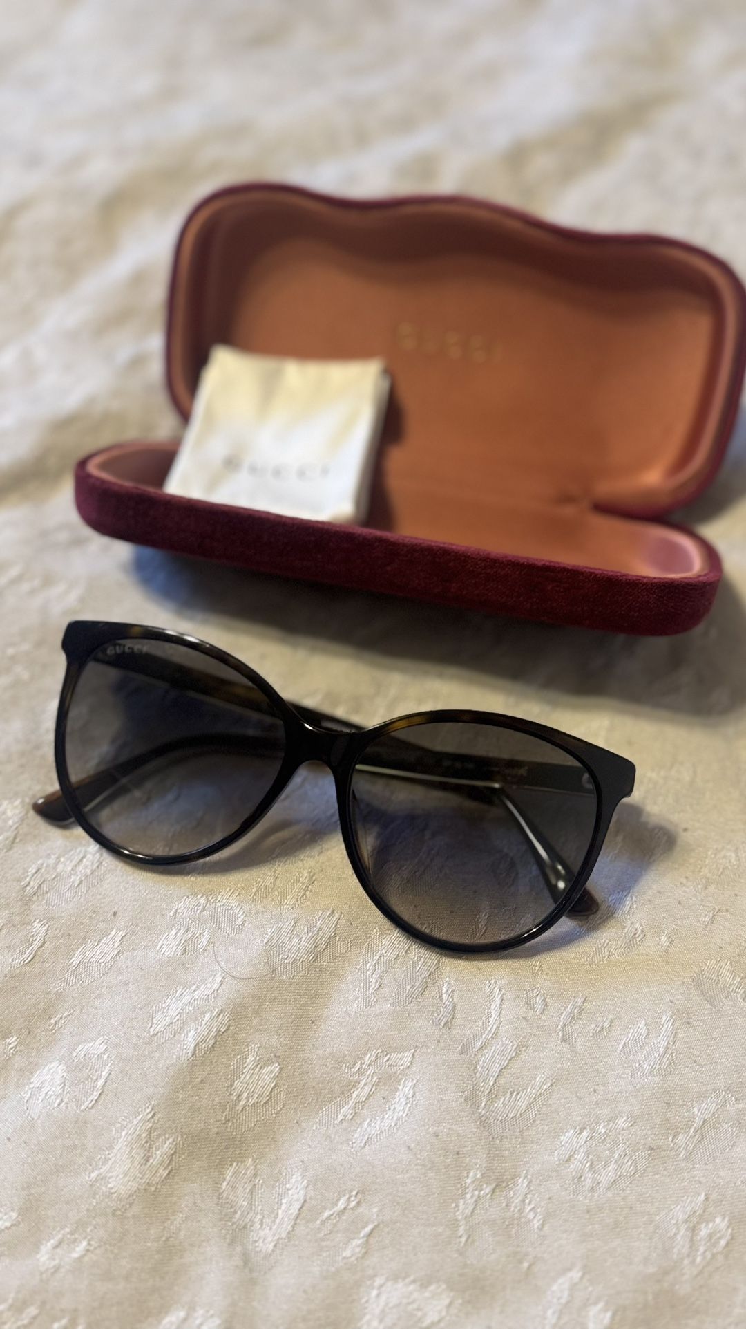 Gucci Cat eye Sunglasses