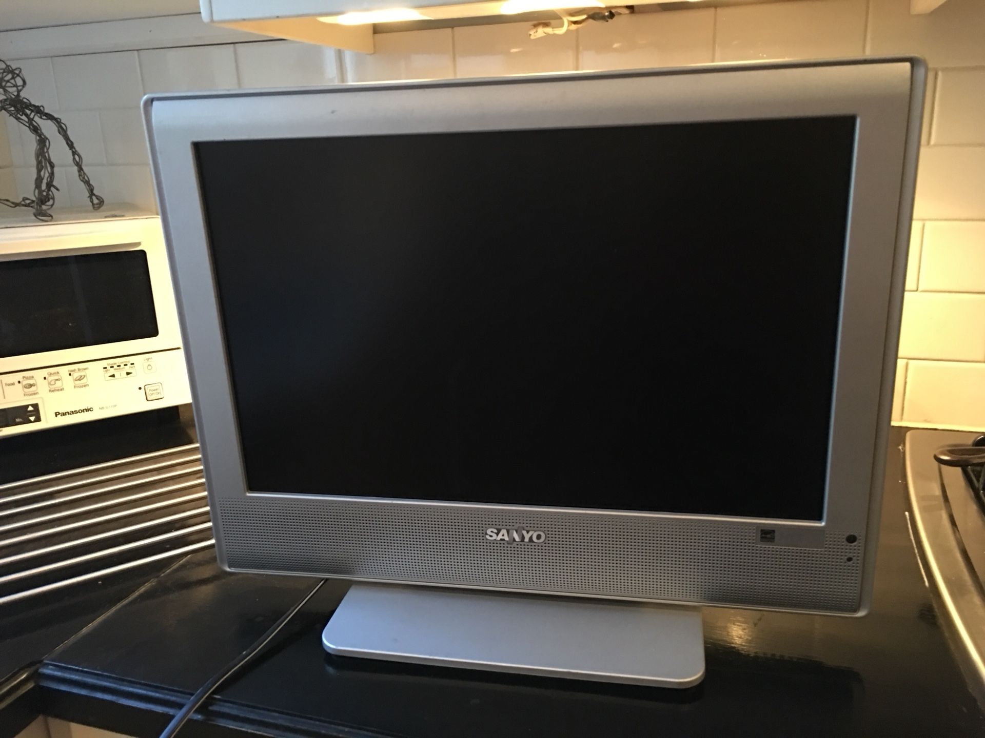 Sanyo television Model DP19647