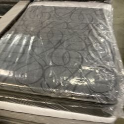 New Queen Simmons Beautyrest Black Hybrid Mattress
