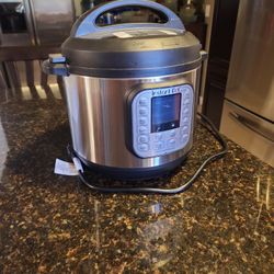 Instant Pot ,  Works Great Is Clean.. Just A Scratch 