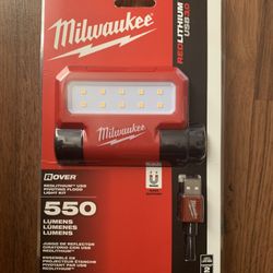 Milwaukee 550 Lumens LED REDLITHIUM USB Pivoting Flood Light