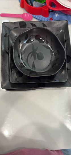 Black porcelain plates and bowls